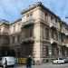 Su via Trevisani ad angolo con via Abate Gimma, l dove si erge silenzioso lantico ex istituto nautico Caracciolo, abbandonato da quasi ventanni a se stesso